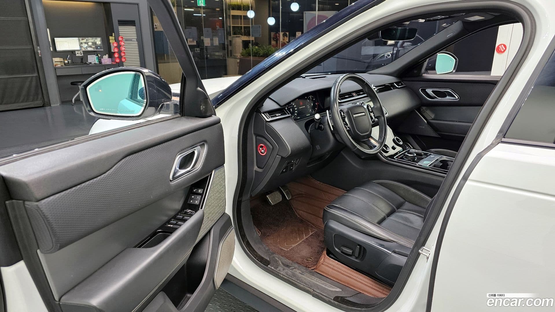 Main__Slider__Photo:Range Rover Velar Land Rover 2017.9-10