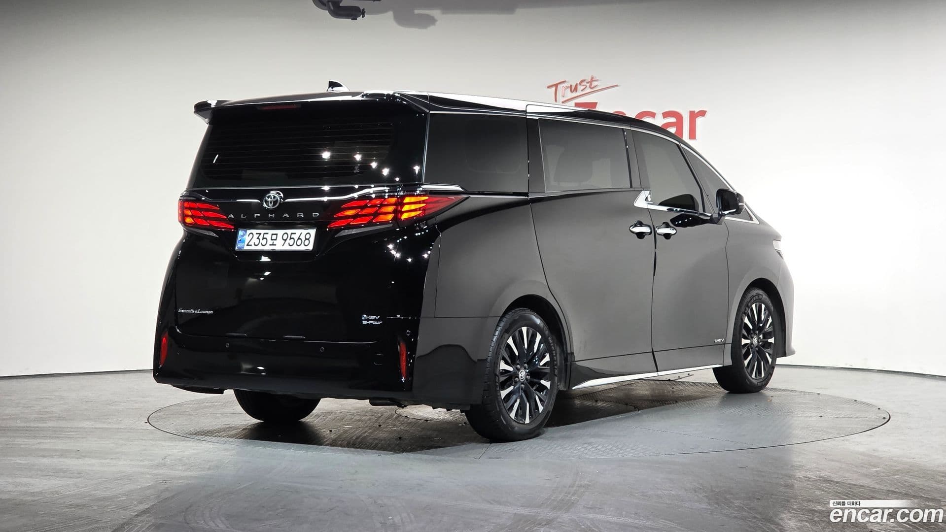 Main__Slider__Photo:Alphard Toyota 2024.11-1