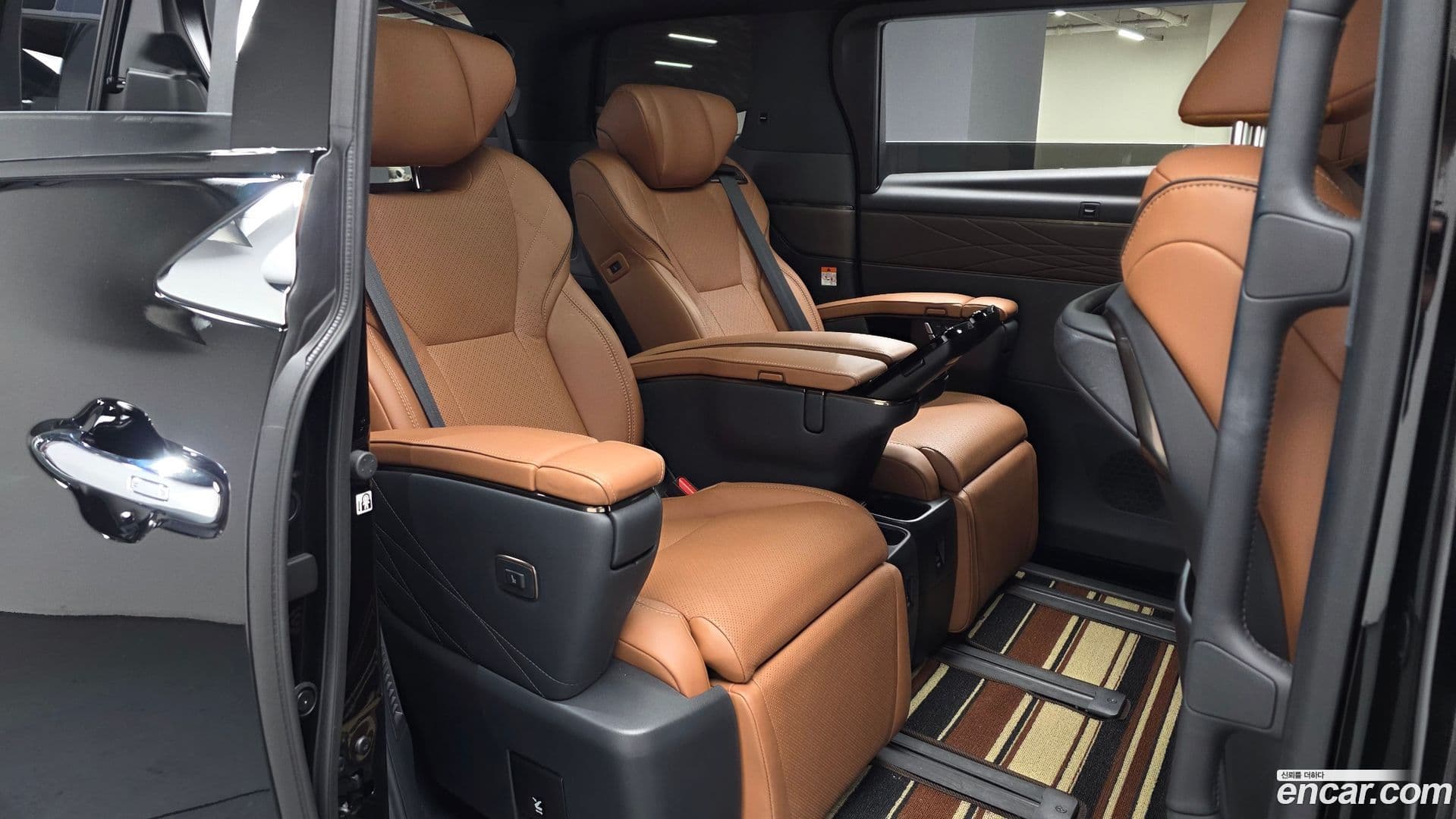 Main__Slider__Photo:Alphard Toyota 2024.11-10