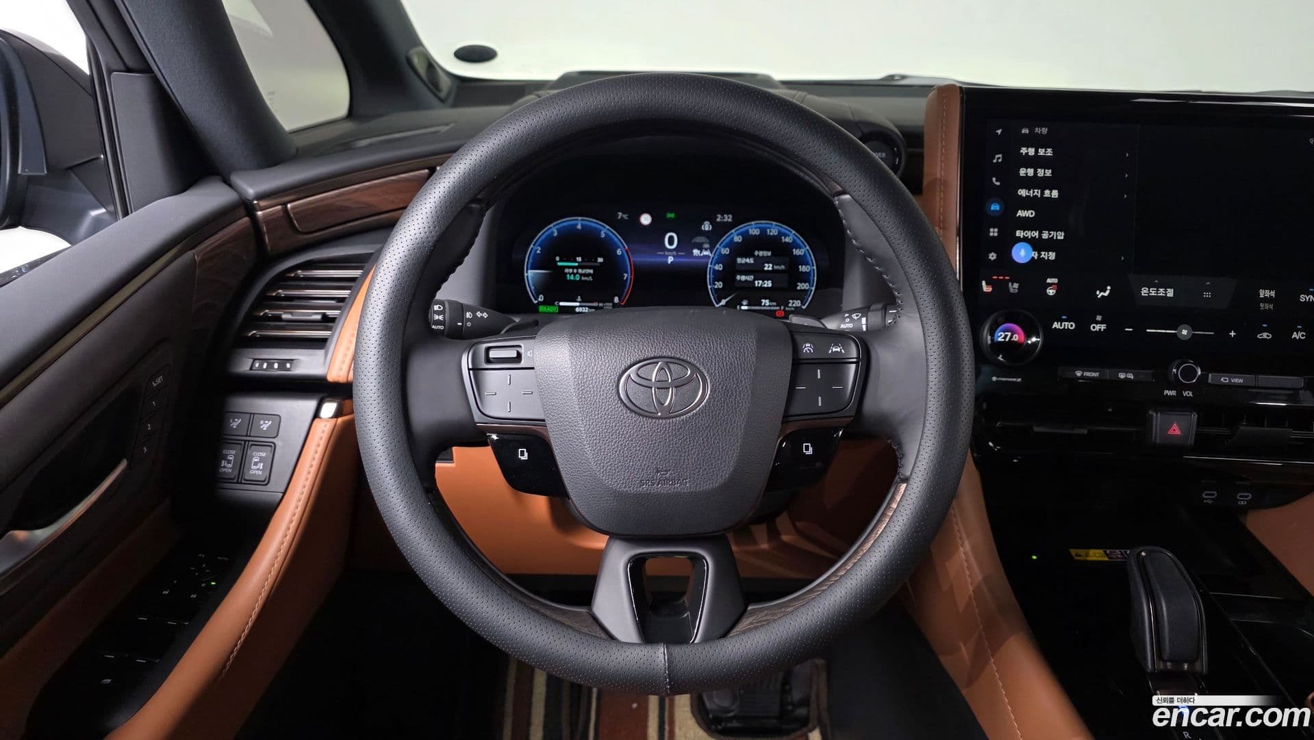 Main__Slider__Photo:Alphard Toyota 2024.11-12