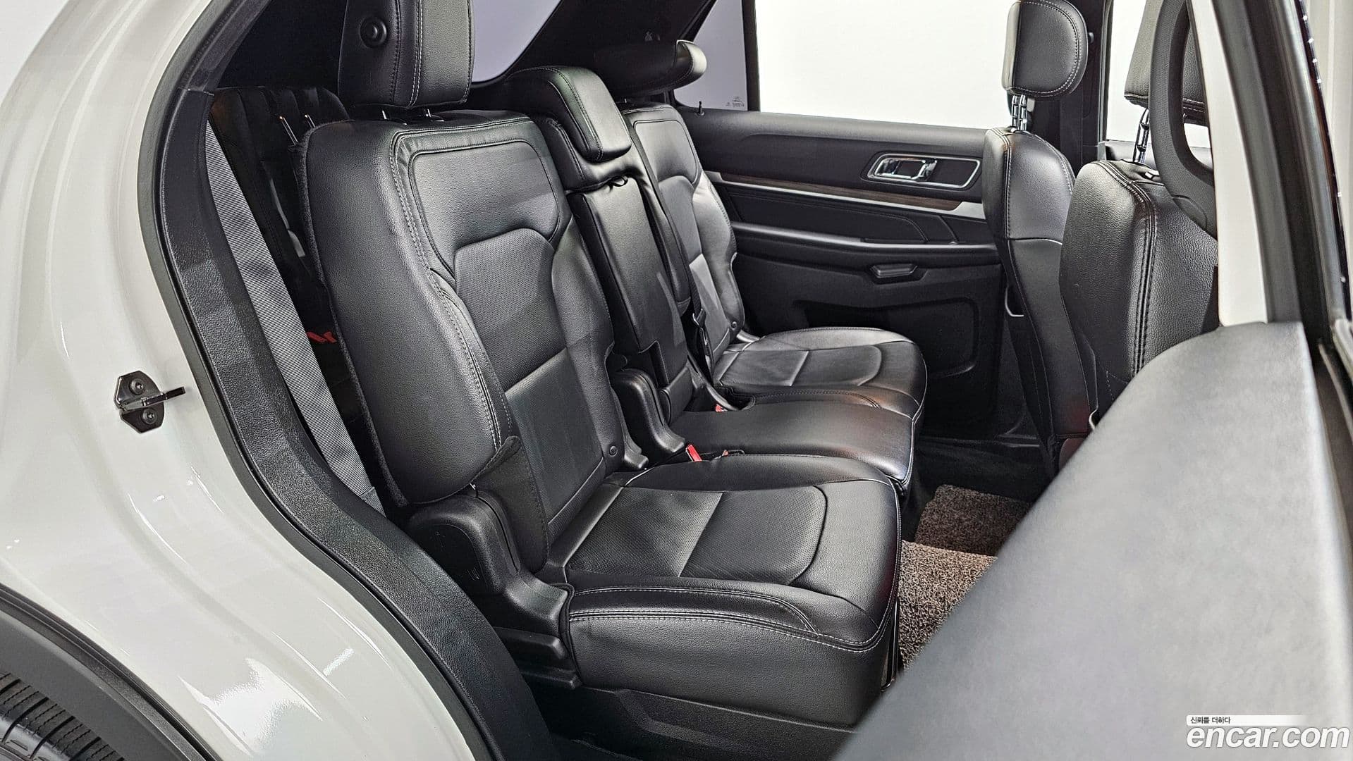 Main__Slider__Photo:Explorer Ford 2017.8-11