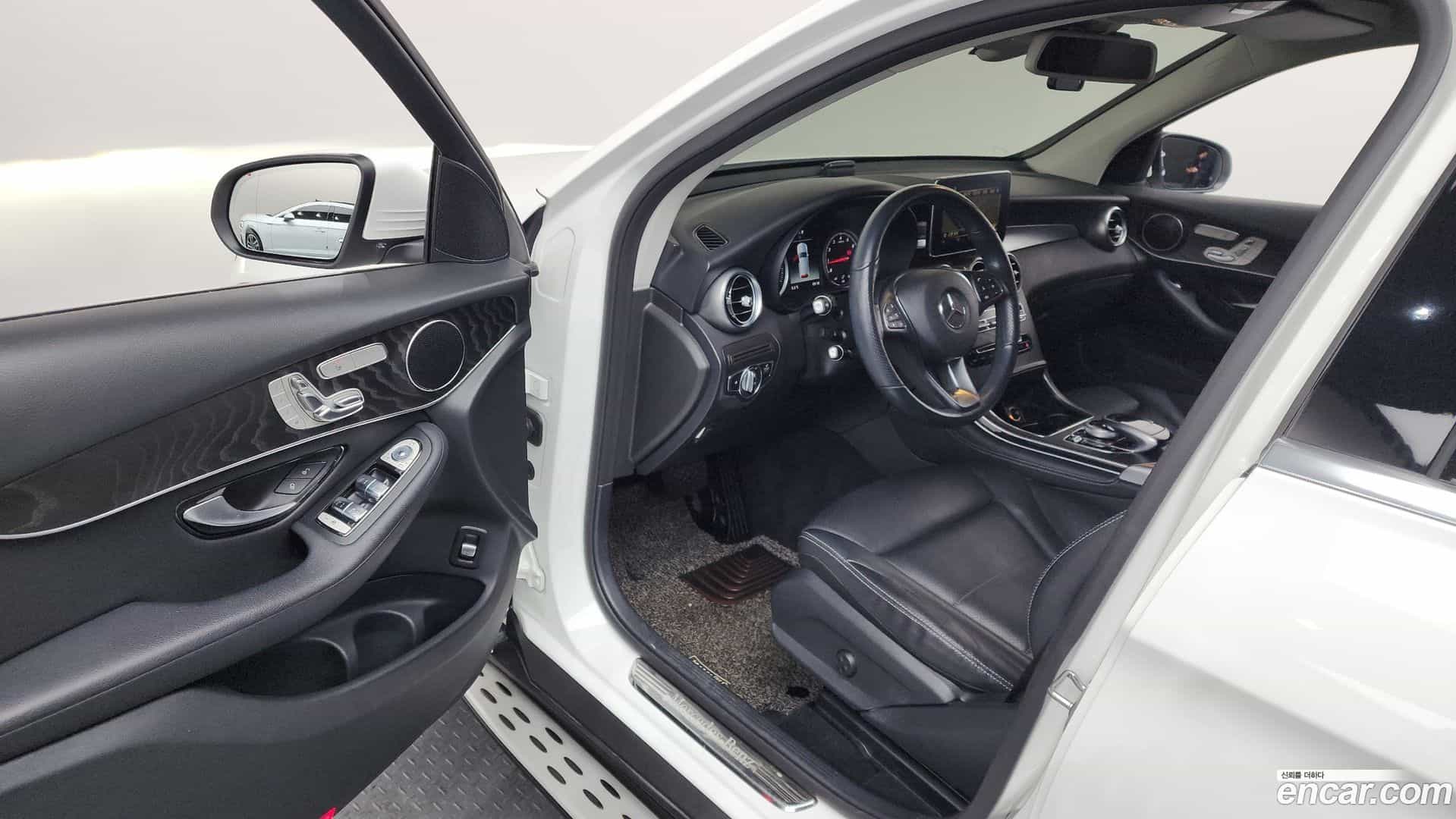 GLC-Class Mercedes-Benz 2019.6-INNER-010