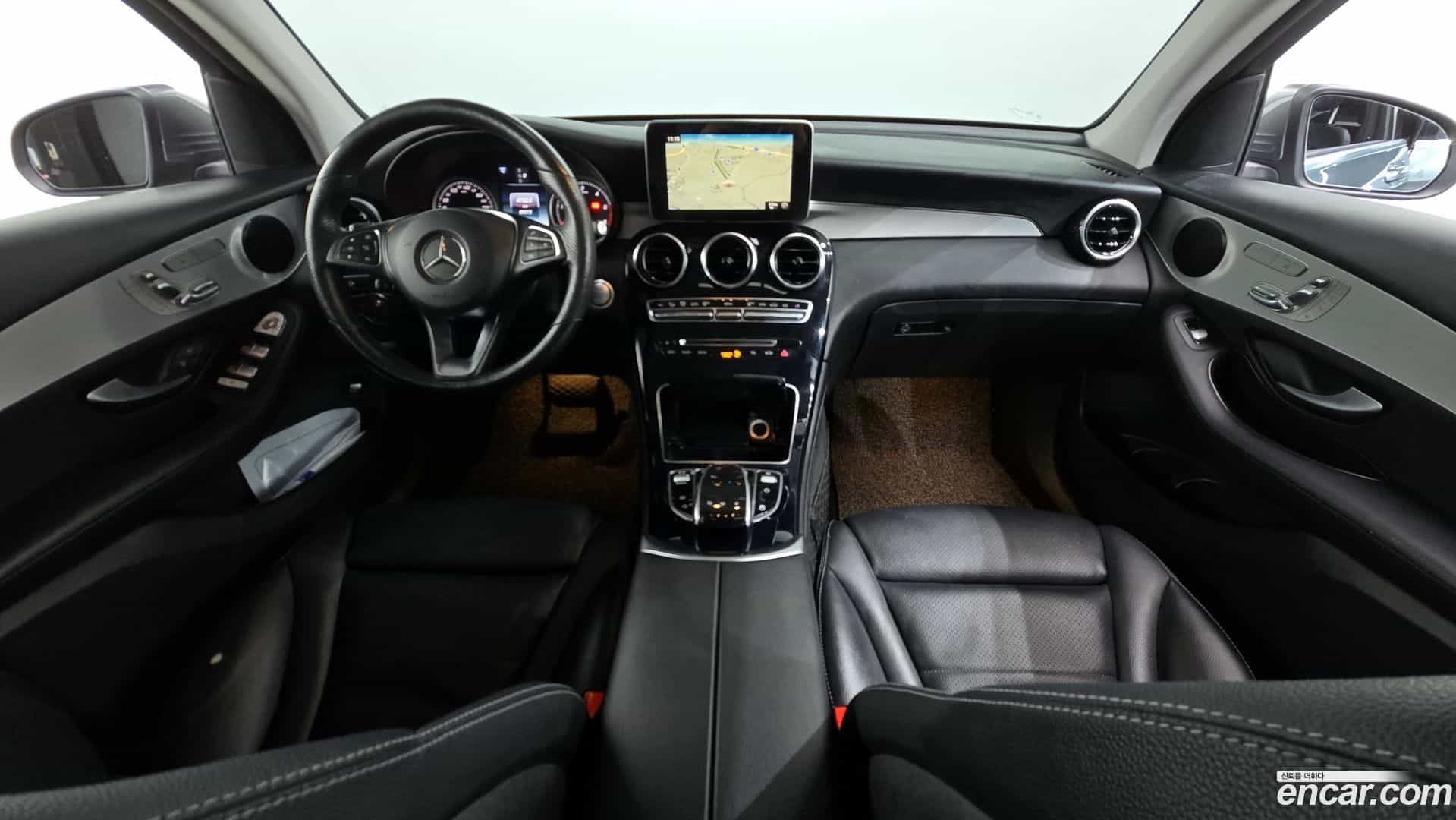 GLC-Class Mercedes-Benz 2017.10-INNER-007