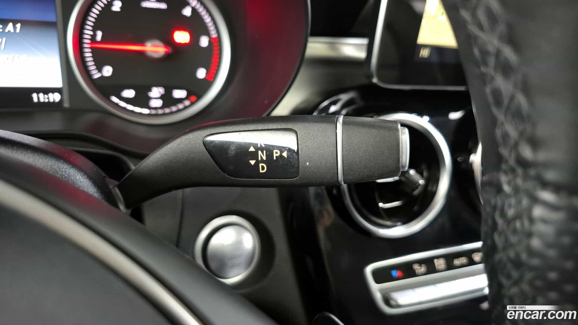 GLC-Class Mercedes-Benz 2017.10-INNER-009