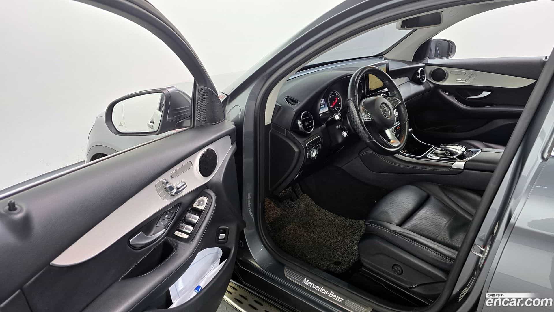 GLC-Class Mercedes-Benz 2017.10-INNER-010