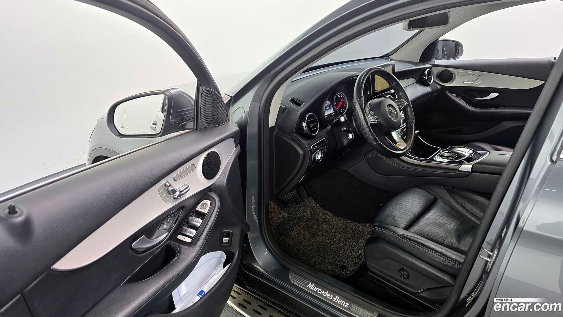 Main__Slider__Photo:GLC-Class Mercedes-Benz 2017.10-9