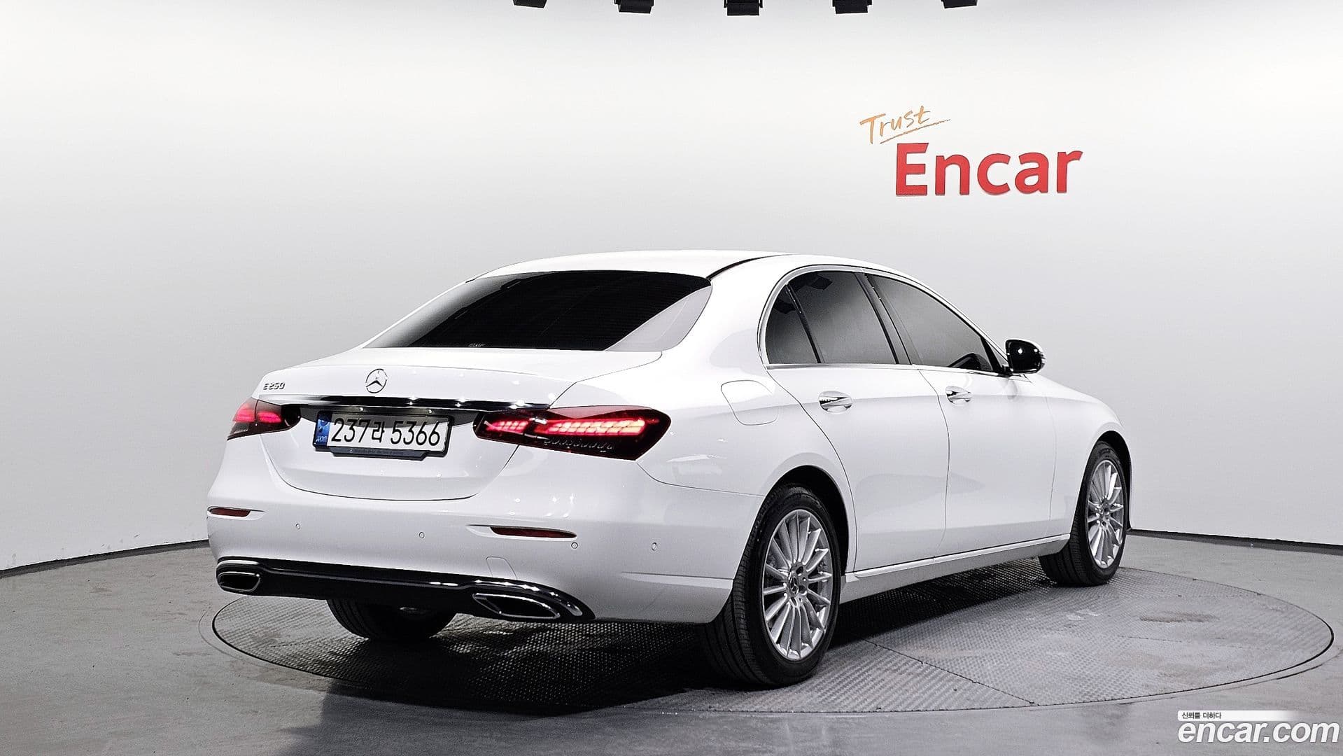 Main__Slider__Photo:E-Class Mercedes-Benz 2021.3-1