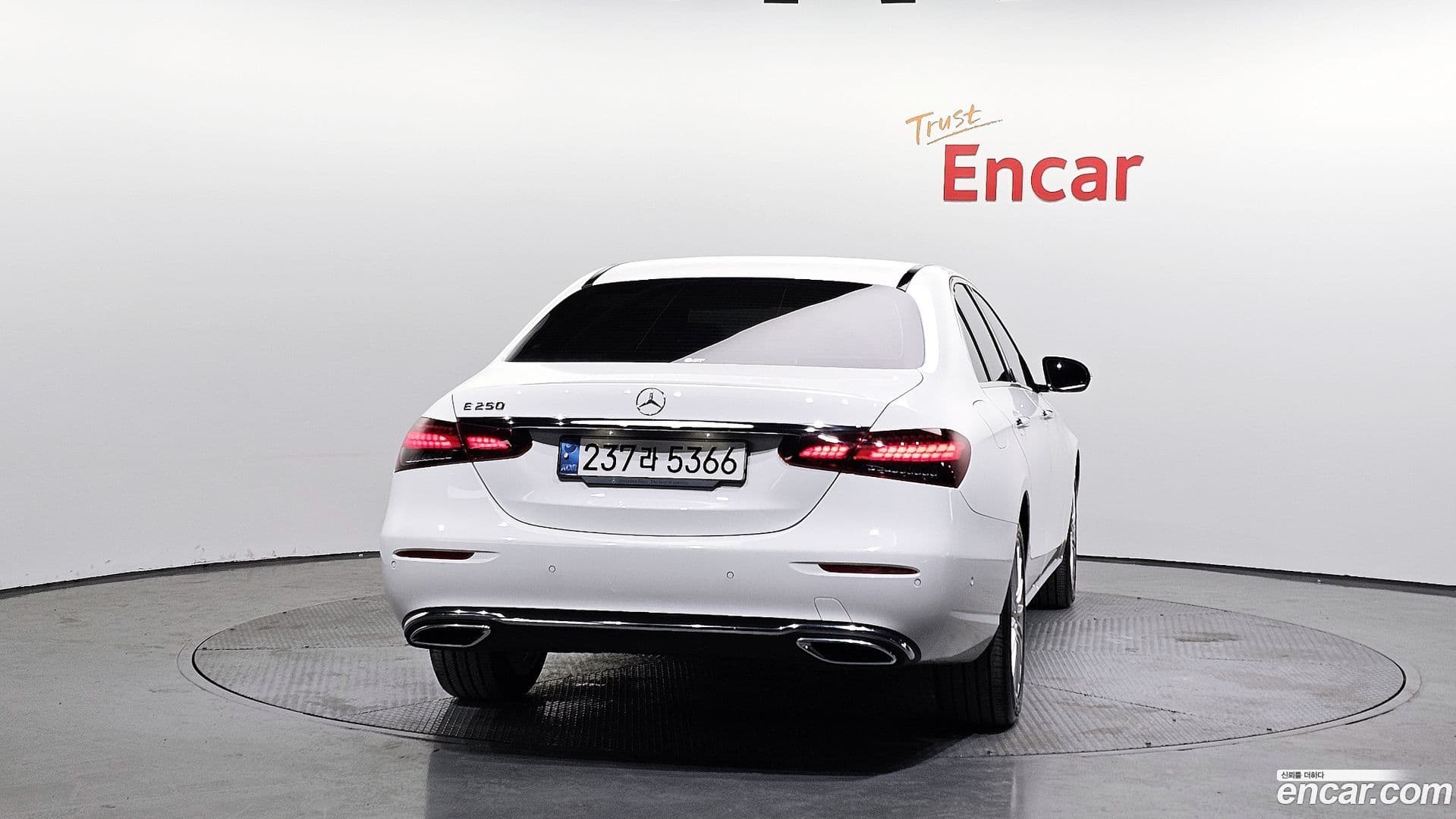 Main__Slider__Photo:E-Class Mercedes-Benz 2021.3-3