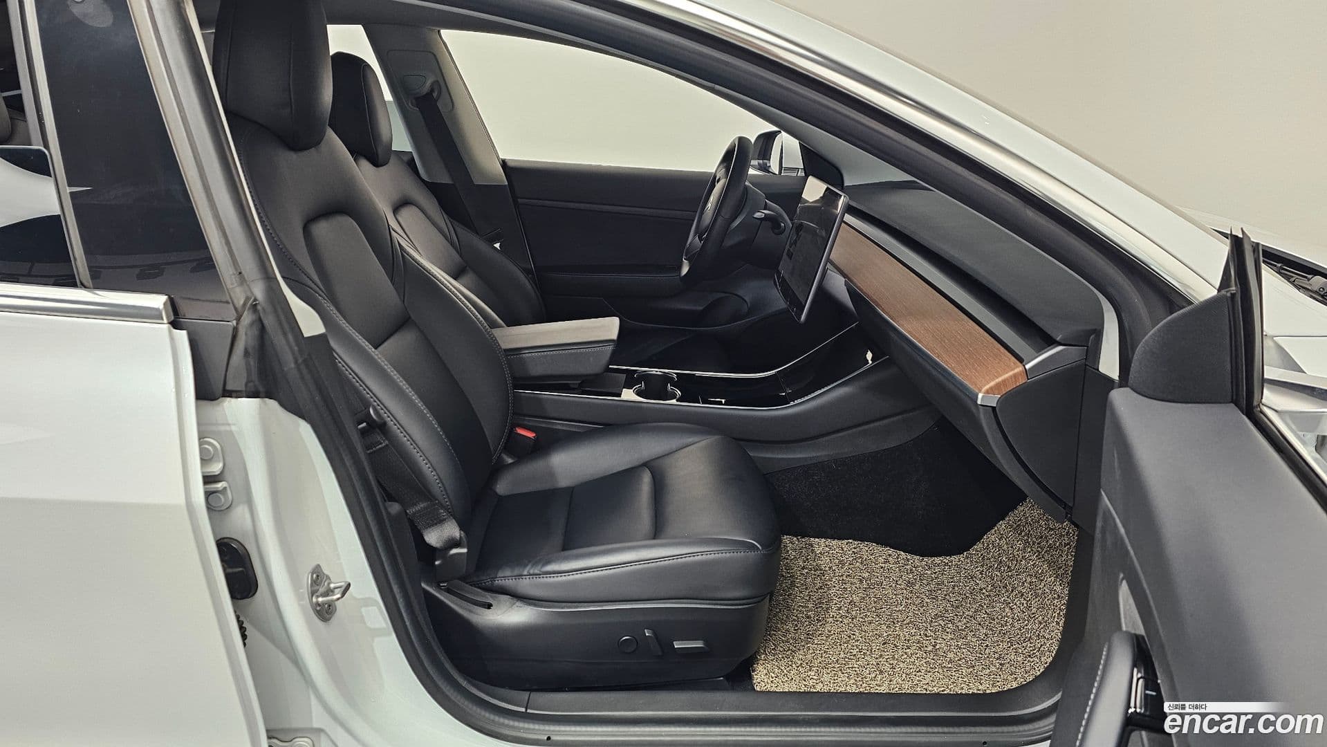 Main__Slider__Photo:Model 3 Tesla 2020.7-10