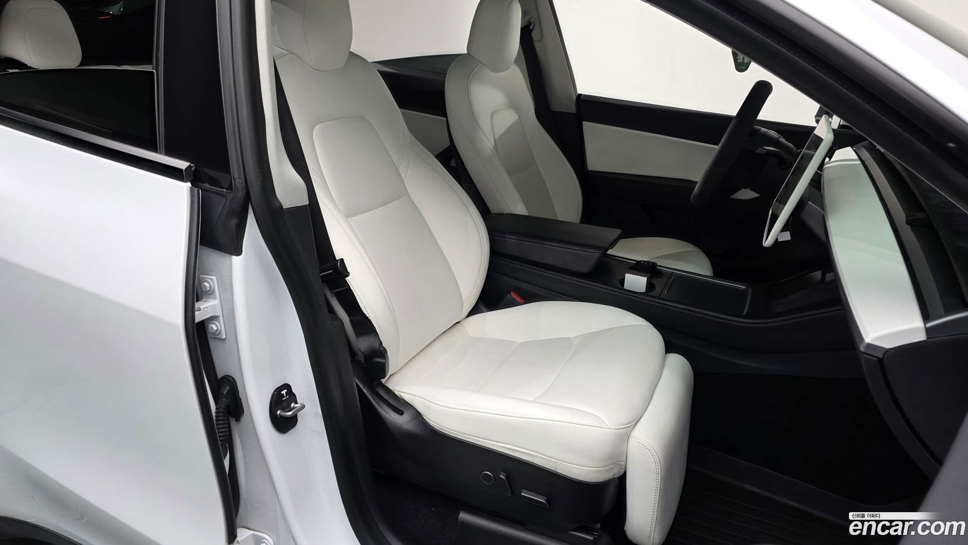 Main__Slider__Photo:Model Y Tesla 2021.5-9