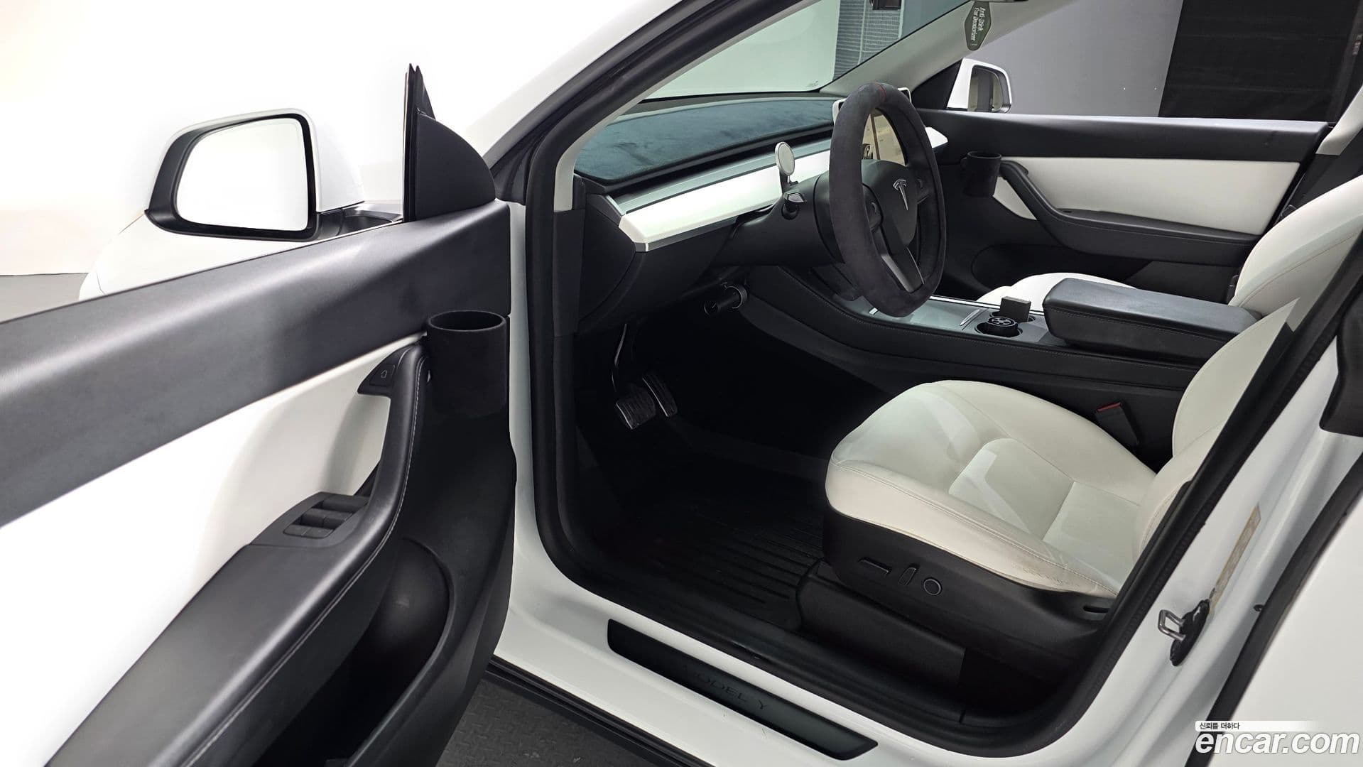 Main__Slider__Photo:Model Y Tesla 2021.5-10