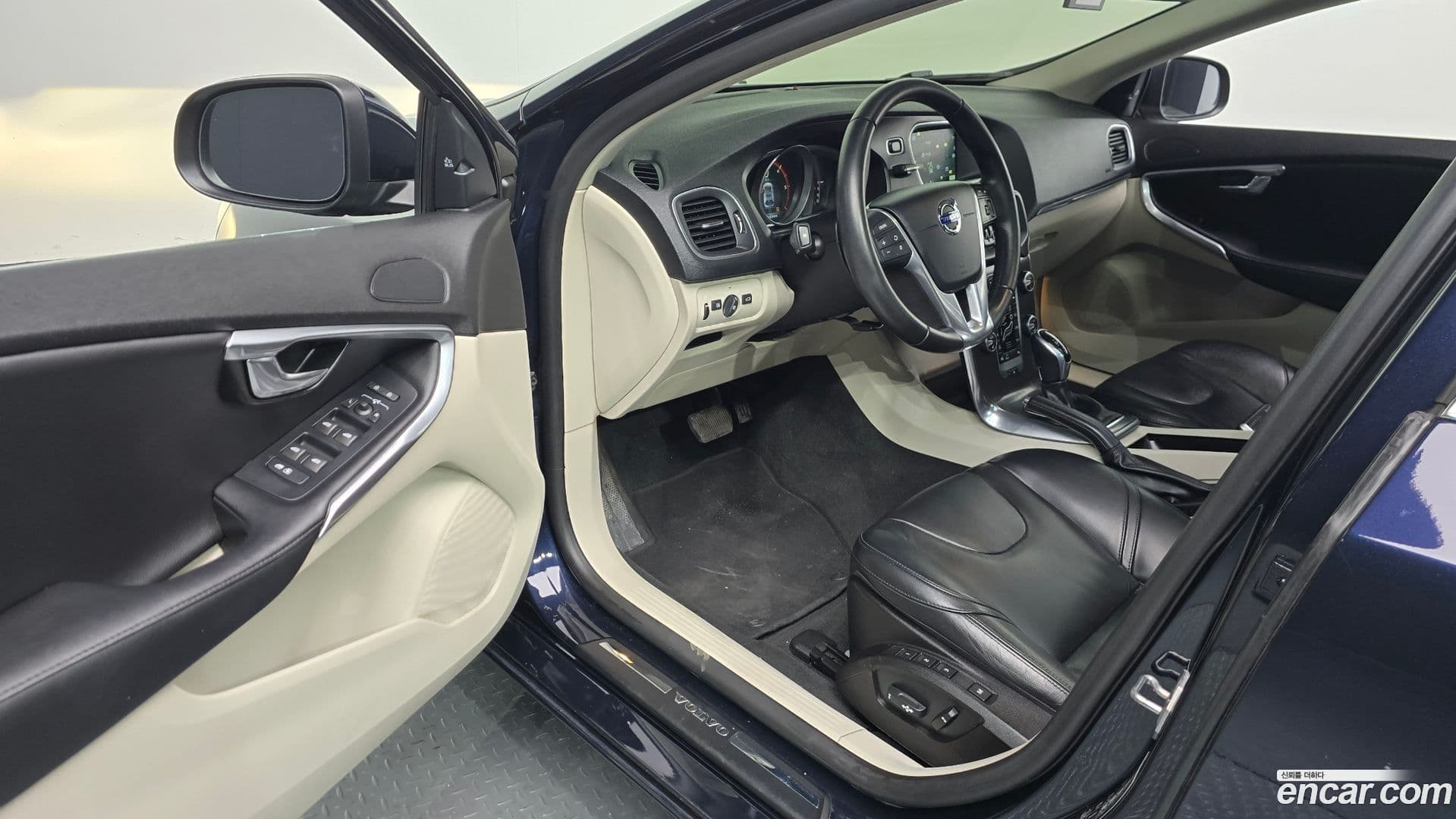 Main__Slider__Photo:V40 Volvo 2015.11-10