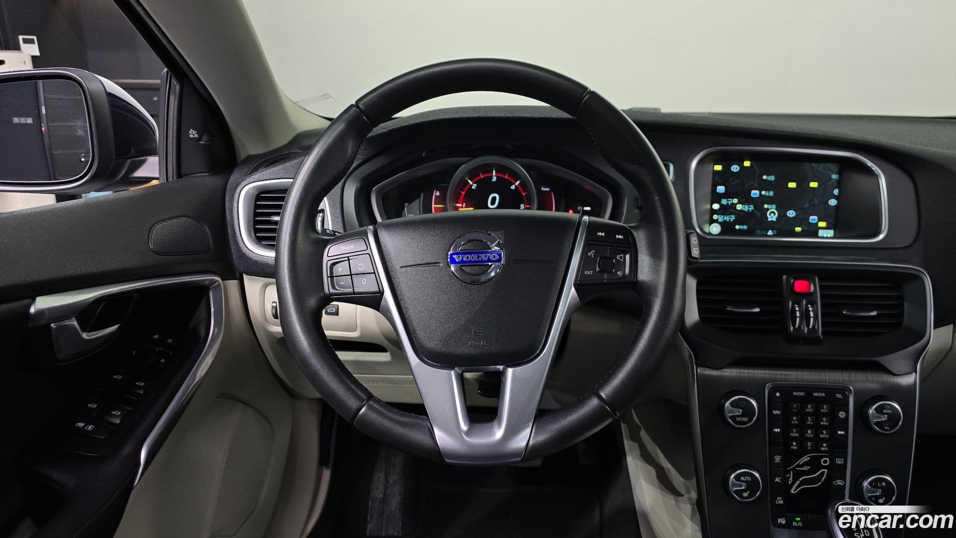 Main__Slider__Photo:V40 Volvo 2015.11-12