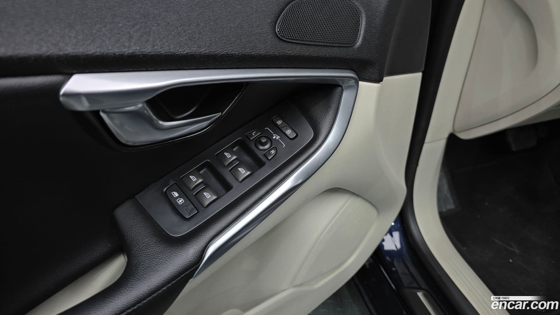 Main__Slider__Photo:V40 Volvo 2015.11-16