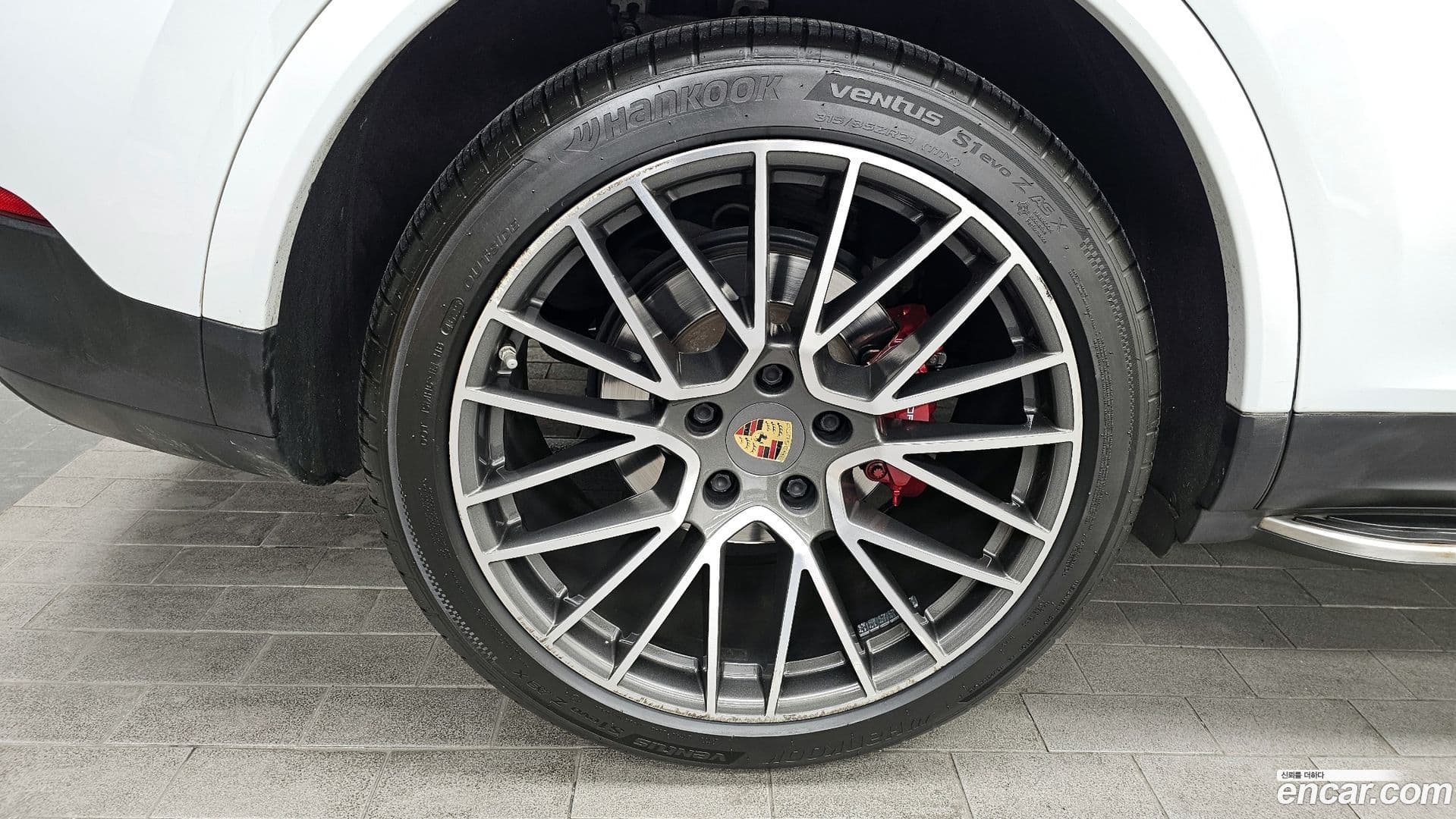 Main__Slider__Photo:Cayenne Porsche 2020.3-4