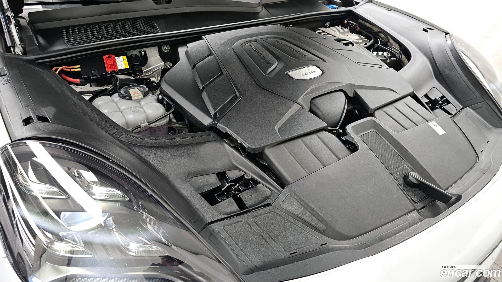 Main__Slider__Photo:Cayenne Porsche 2020.3-5