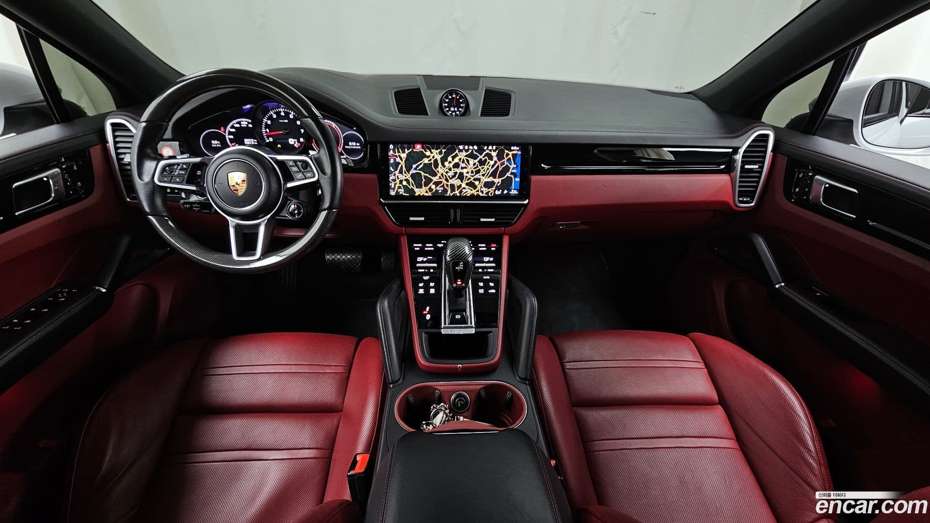 Main__Slider__Photo:Cayenne Porsche 2020.3-6