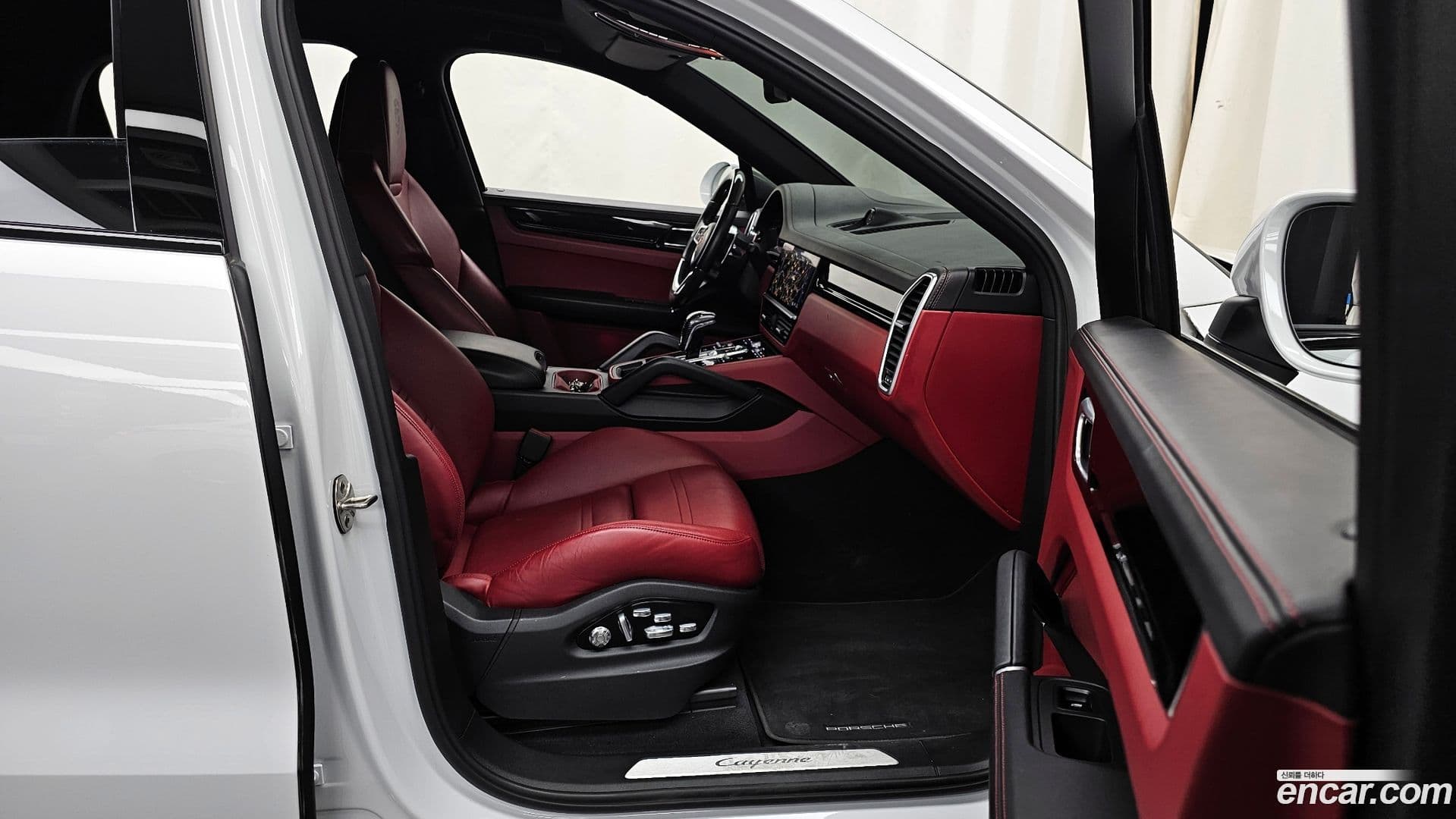 Main__Slider__Photo:Cayenne Porsche 2020.3-10