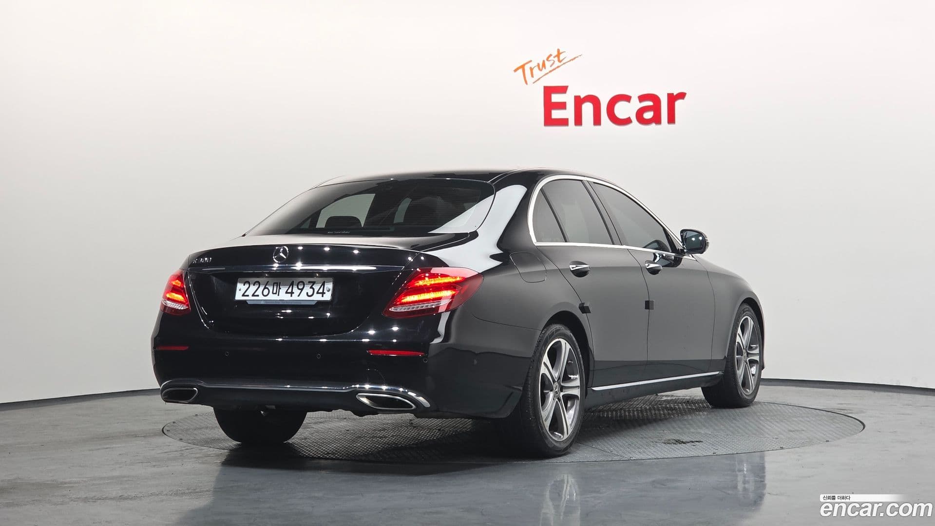 Main__Slider__Photo:E-Class Mercedes-Benz 2020.0-1