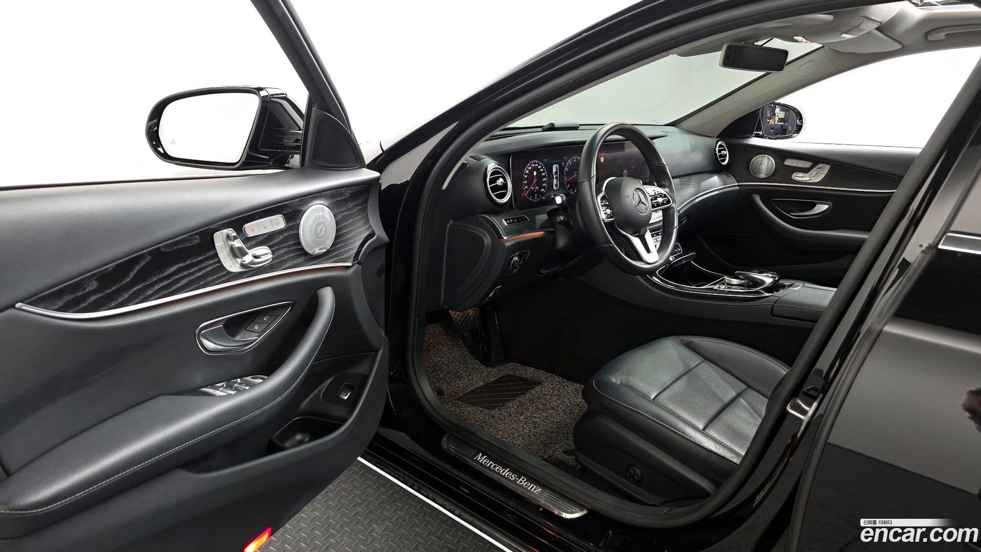 Main__Slider__Photo:E-Class Mercedes-Benz 2020.0-9