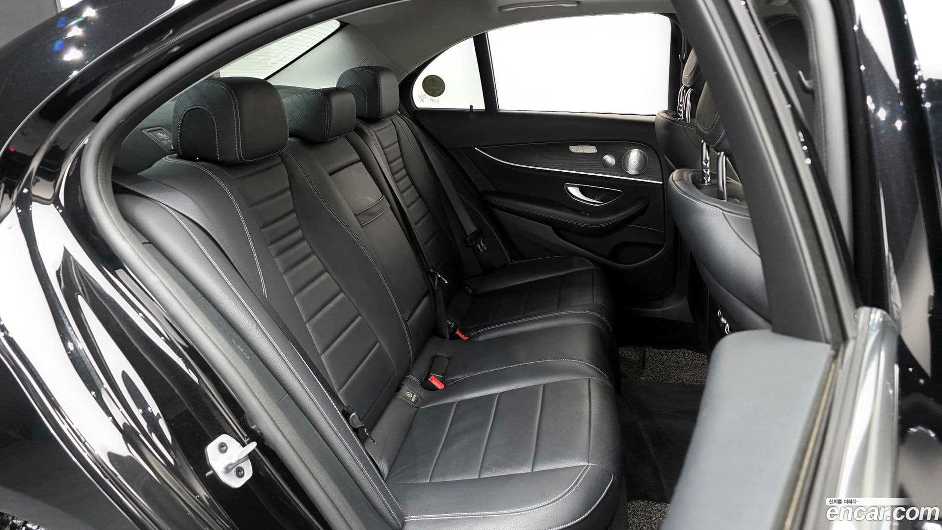 Main__Slider__Photo:E-Class Mercedes-Benz 2020.0-11