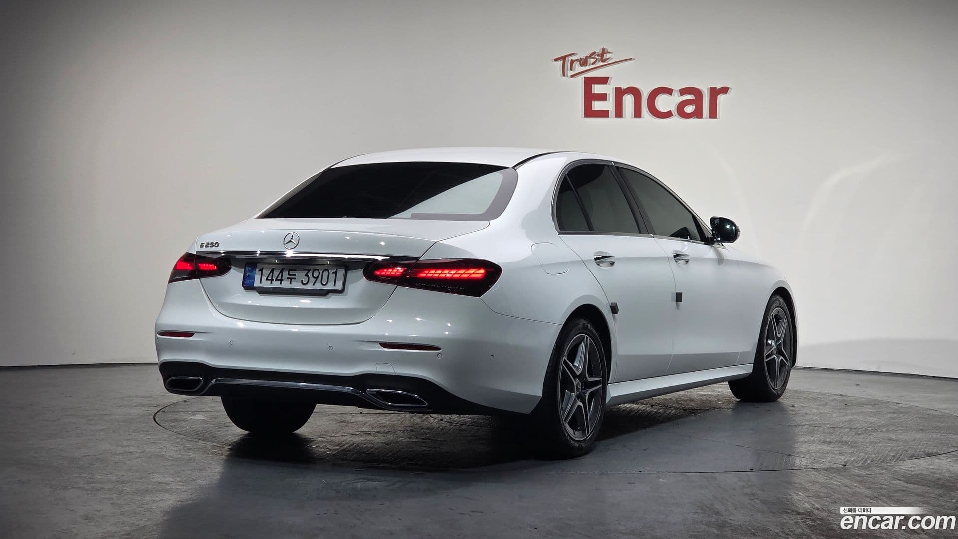 Main__Slider__Photo:E-Class Mercedes-Benz 2022.10-1