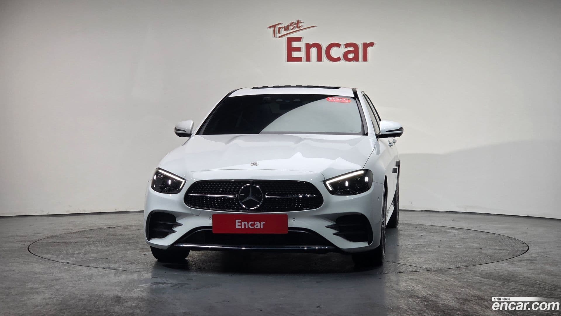 Main__Slider__Photo:E-Class Mercedes-Benz 2022.10-2