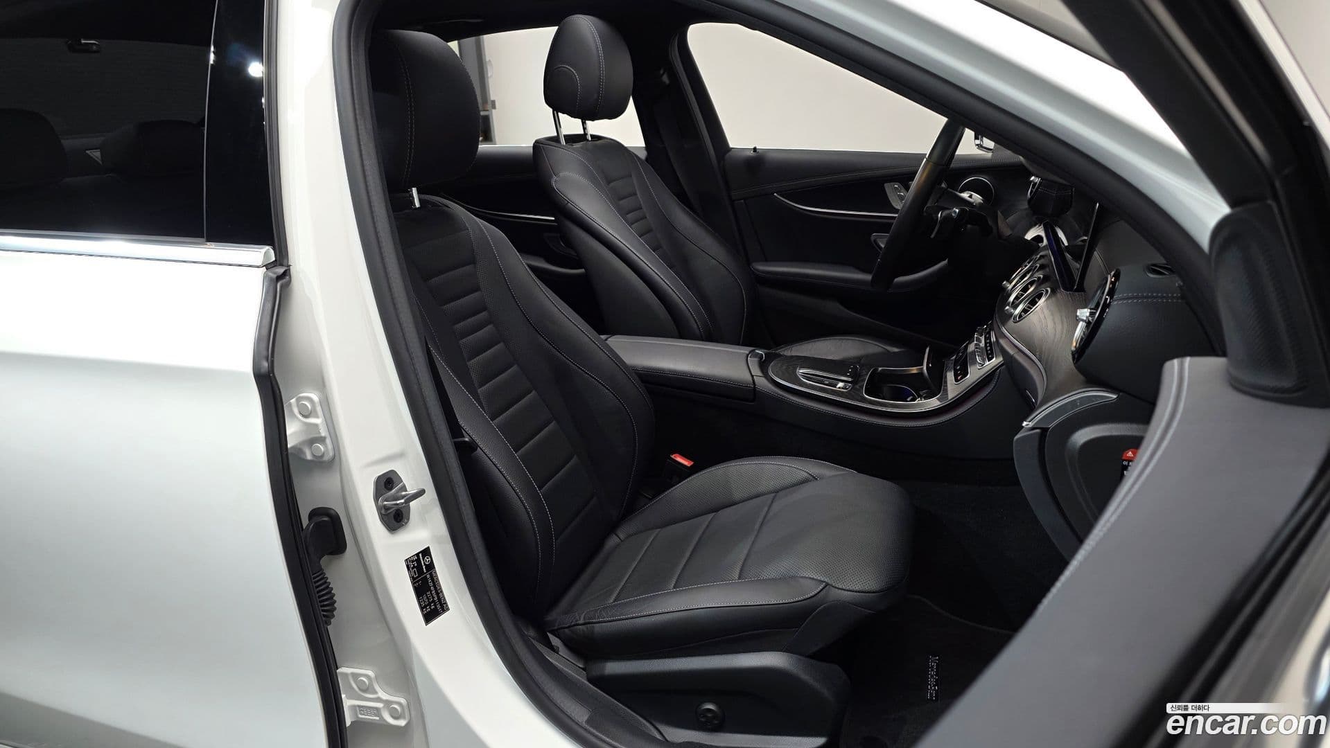 Main__Slider__Photo:E-Class Mercedes-Benz 2022.10-9