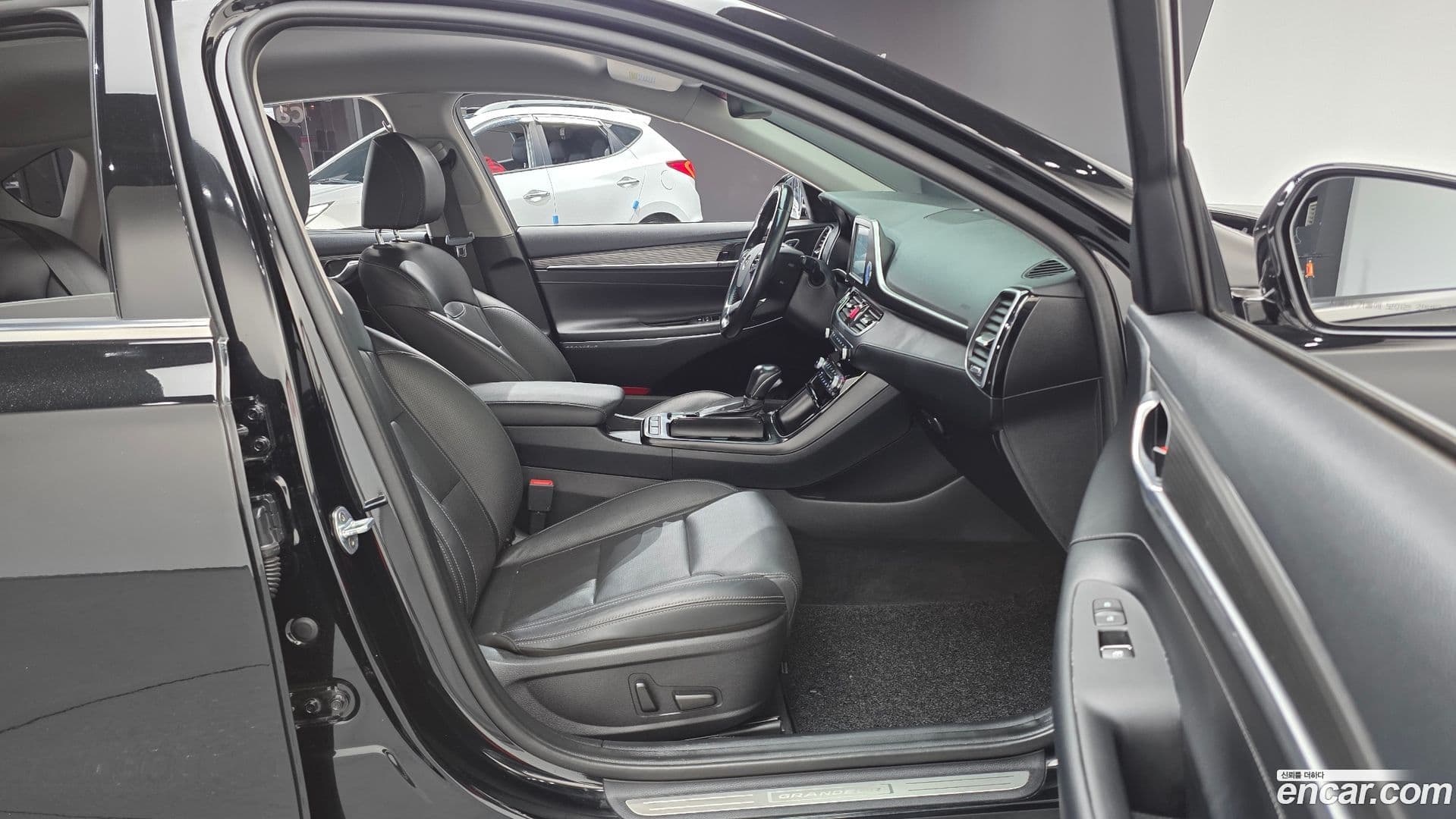 Main__Slider__Photo:Grandeur Hyundai 2018.7-9