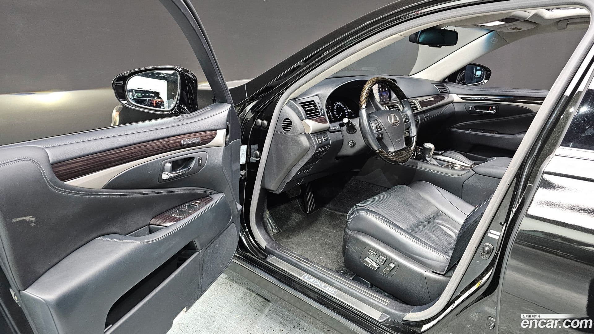 Main__Slider__Photo:LS Lexus 2015.3-9