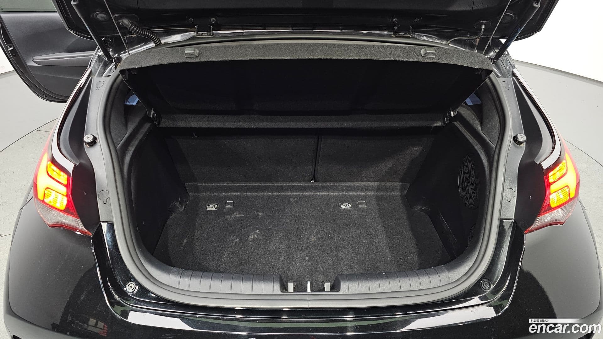 Main__Slider__Photo:Veloster Hyundai 2019.0-19