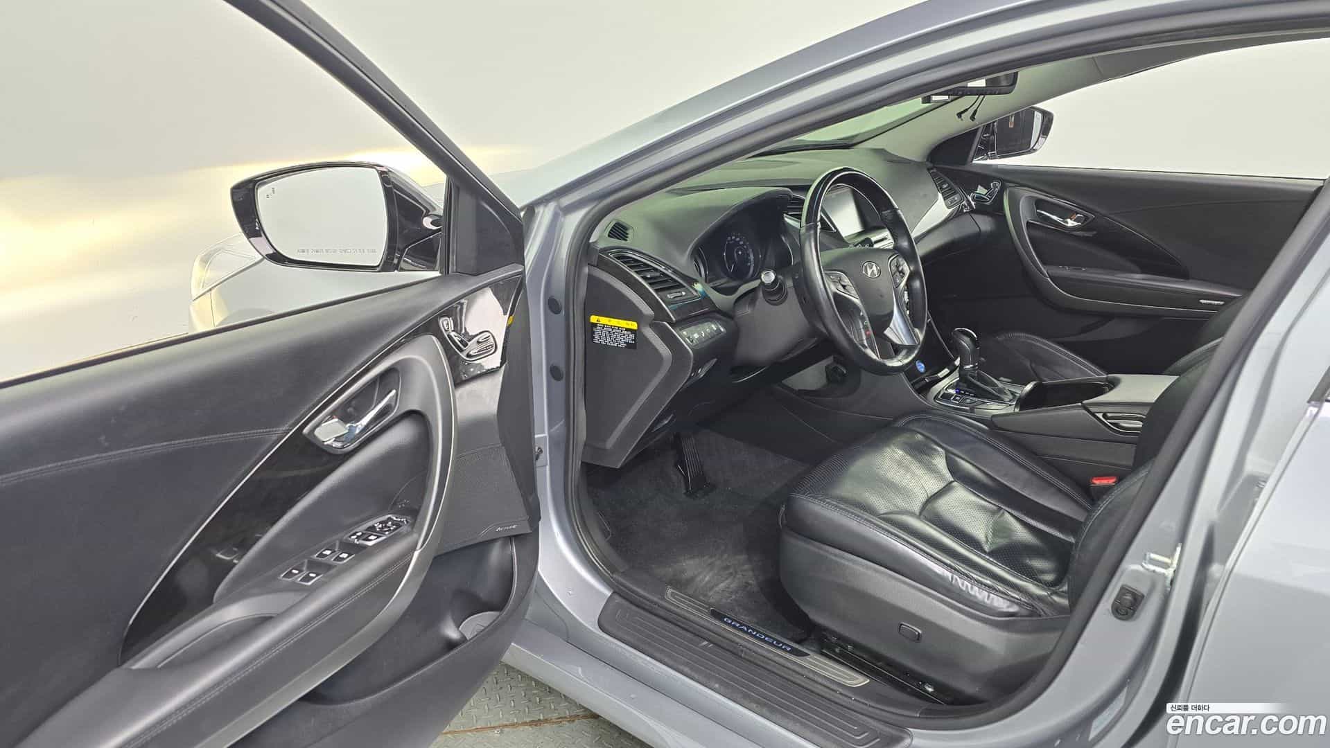 Grandeur Hyundai 2016.1-INNER-010