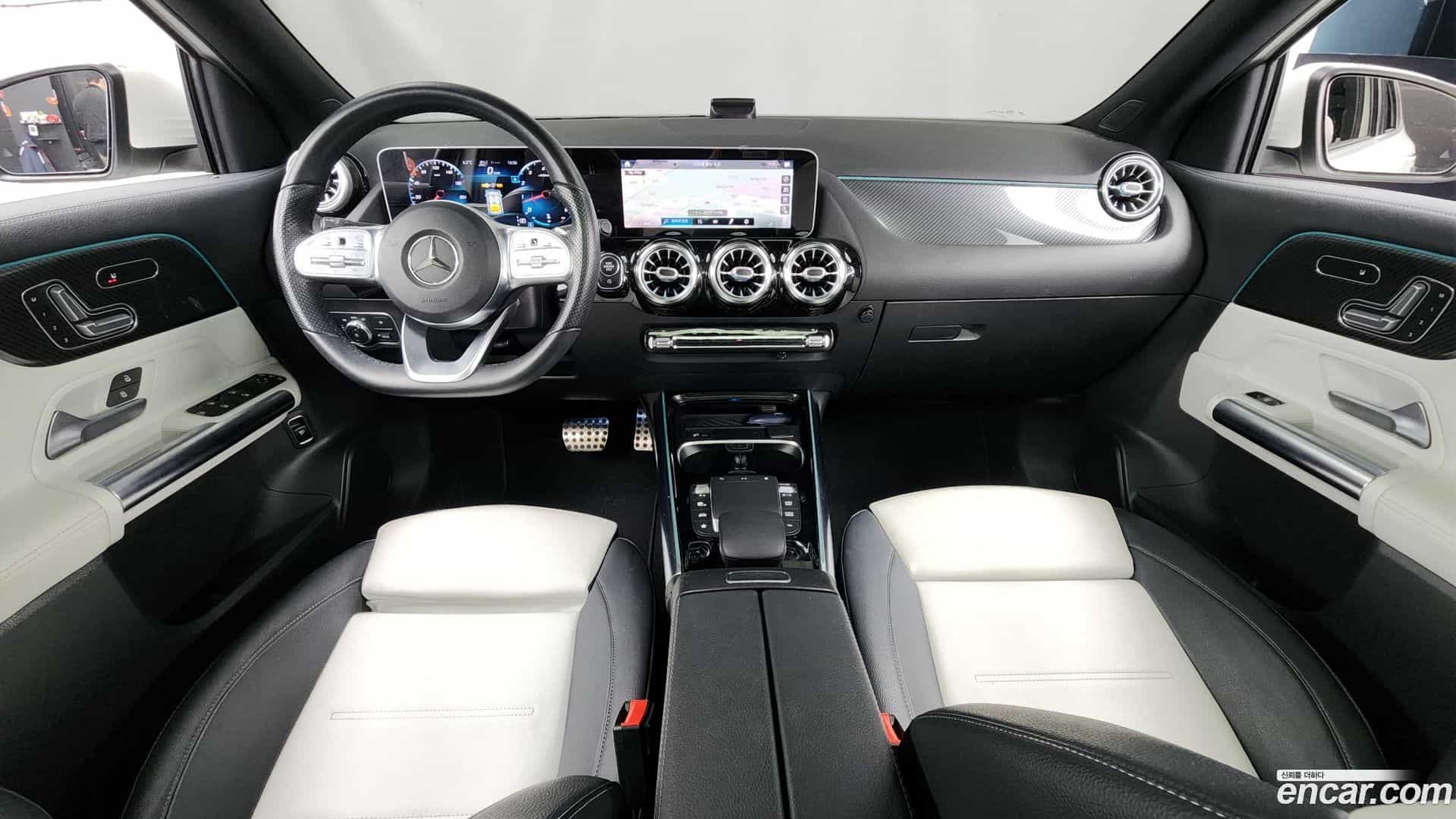 GLA-Class Mercedes-Benz 2020.10-INNER-007