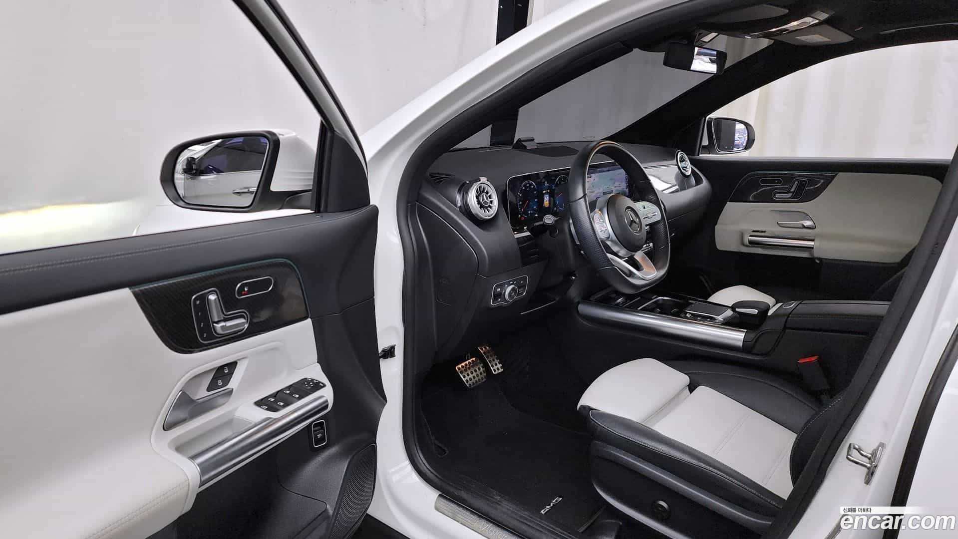 GLA-Class Mercedes-Benz 2020.10-INNER-010