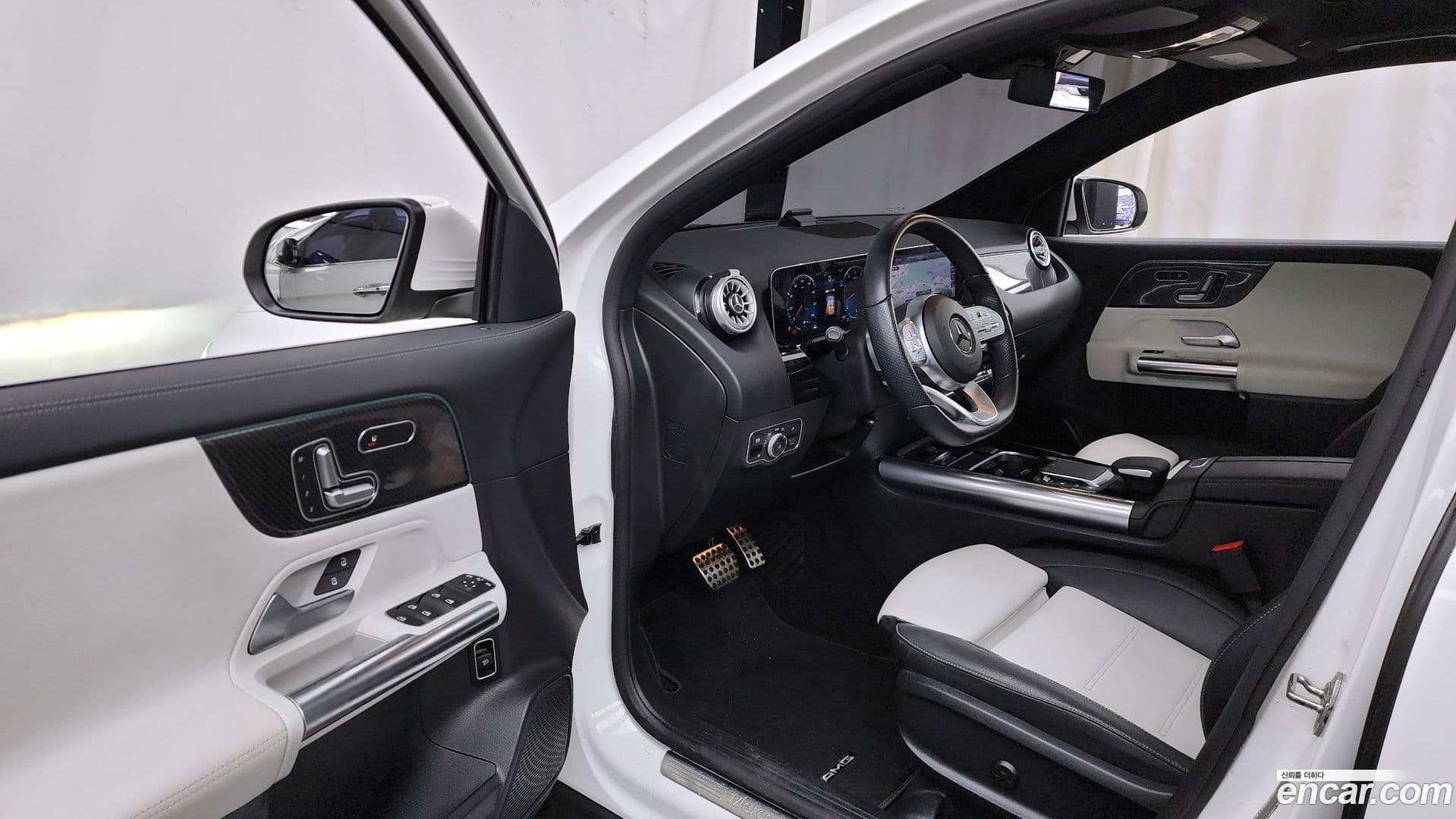 Main__Slider__Photo:GLA-Class Mercedes-Benz 2020.10-9