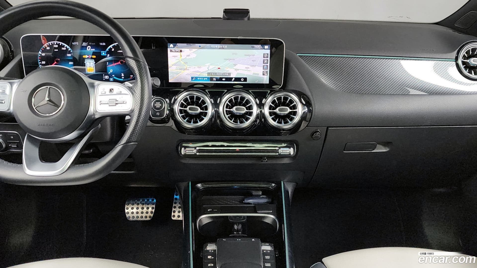 Main__Slider__Photo:GLA-Class Mercedes-Benz 2020.10-13