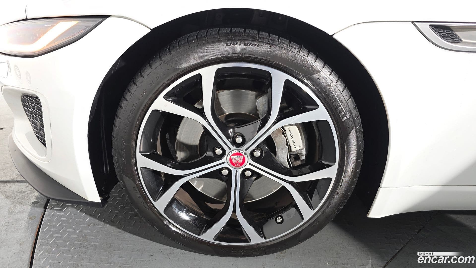 Main__Slider__Photo:F-TYPE Jaguar 2021.3-4