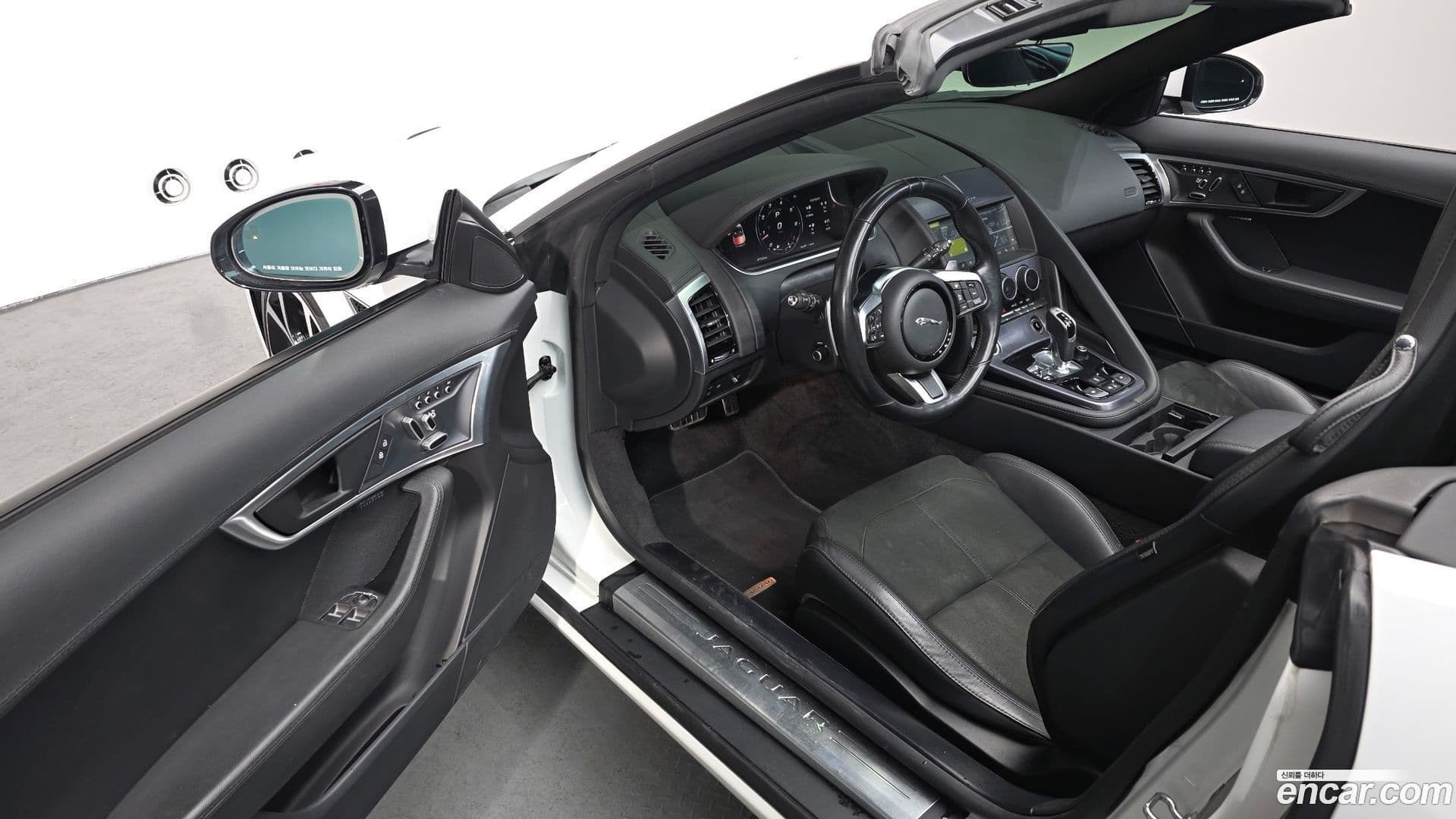 Main__Slider__Photo:F-TYPE Jaguar 2021.3-10