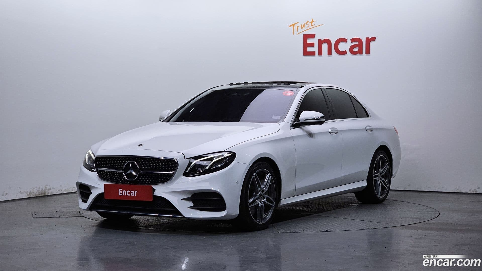 Main__Slider__Photo:E-Class Mercedes-Benz 2018.10-0