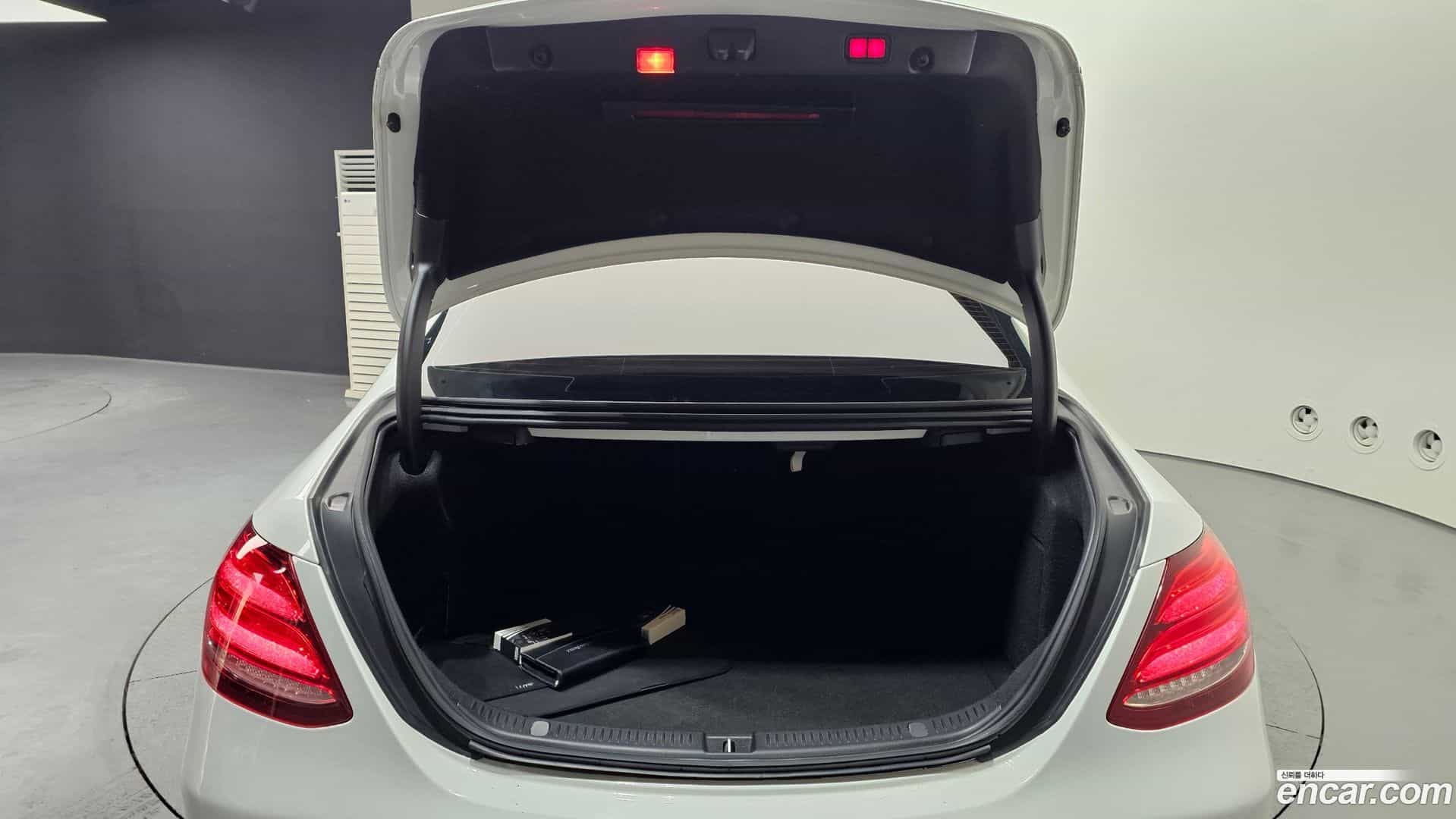 E-Class Mercedes-Benz 2018.10-OPTION-024