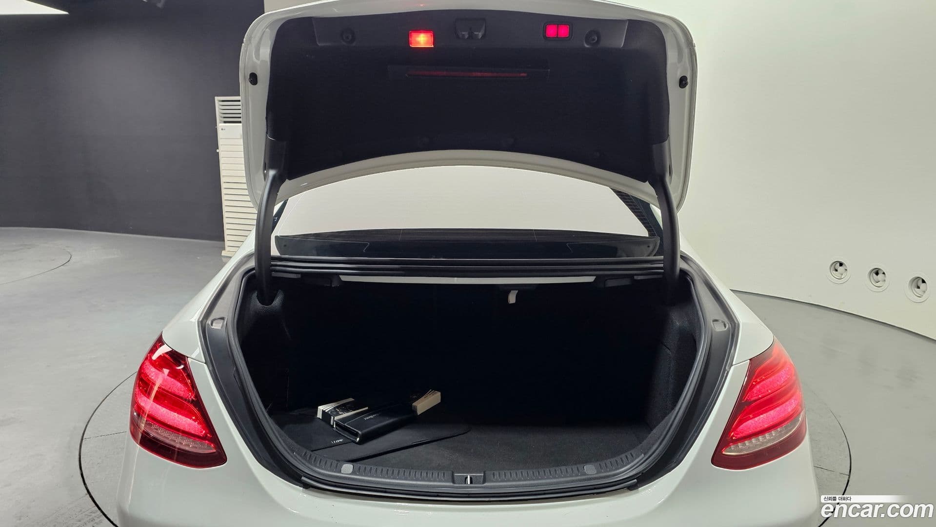 Main__Slider__Photo:E-Class Mercedes-Benz 2018.10-19