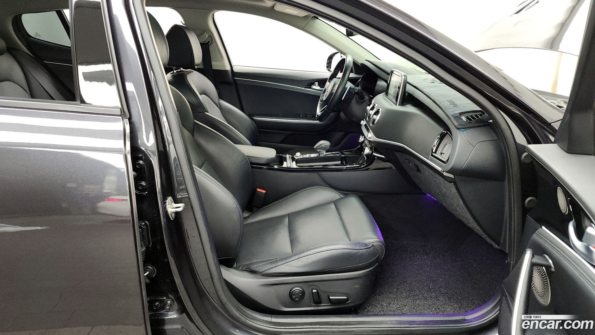 Main__Slider__Photo:Stinger Kia 2017.6-10