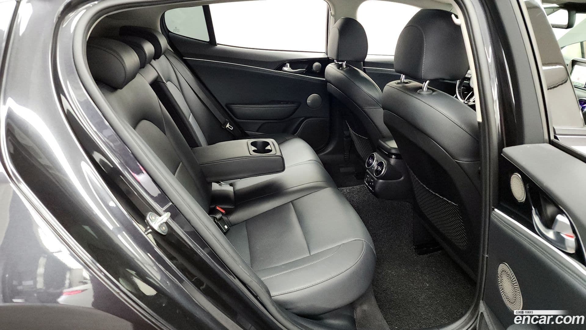 Main__Slider__Photo:Stinger Kia 2017.6-11