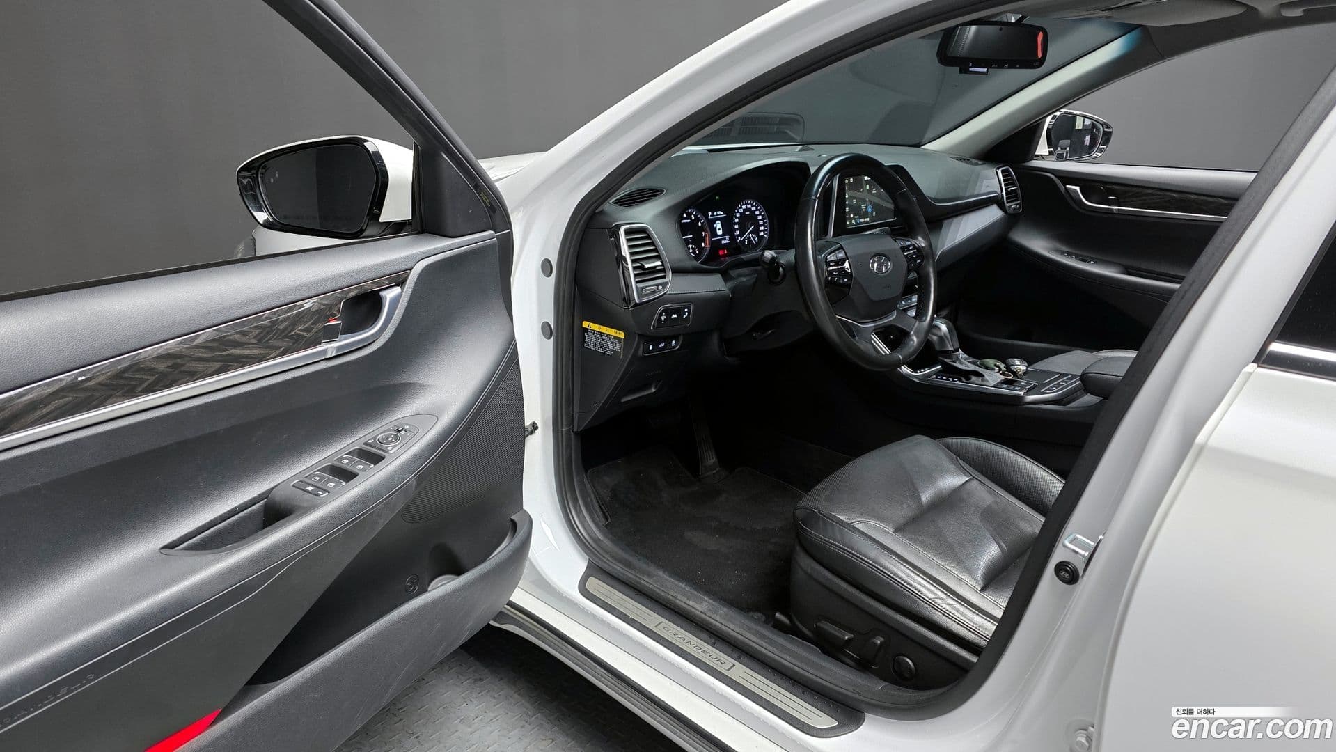 Main__Slider__Photo:Grandeur Hyundai 2018.6-9