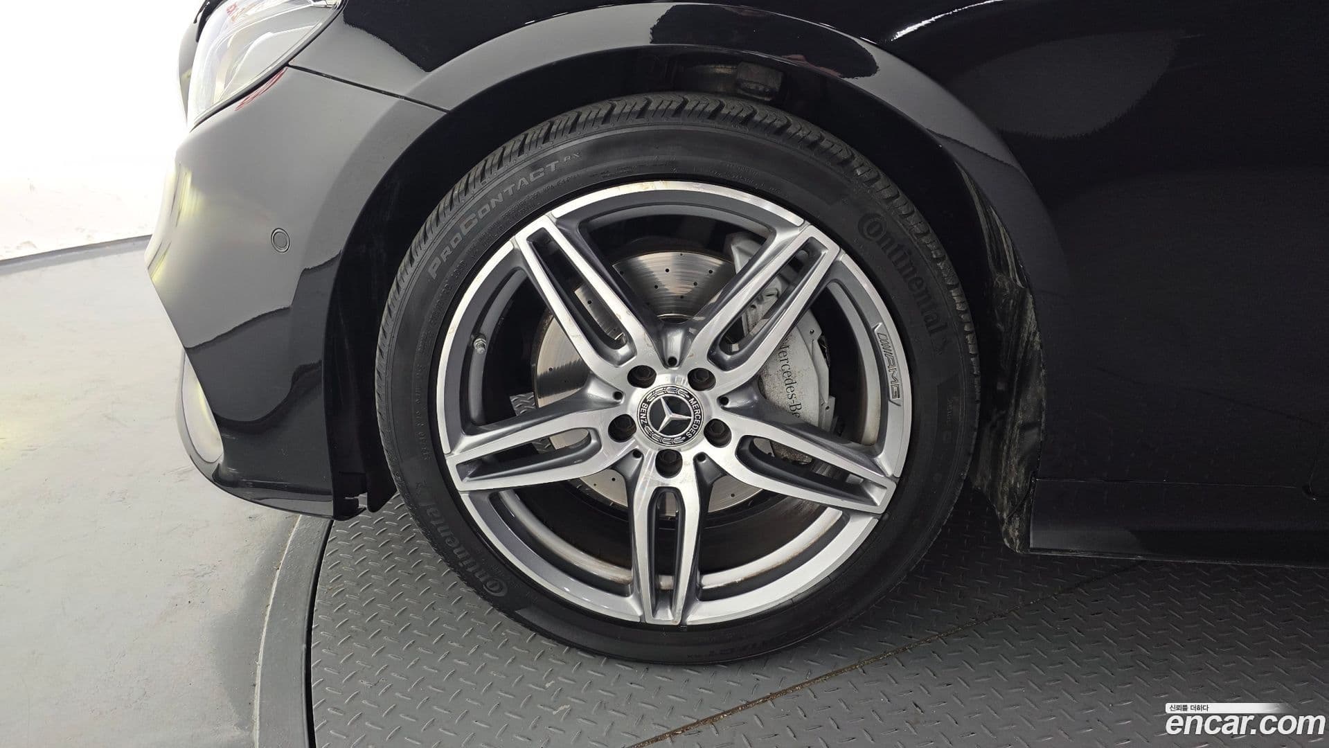 Main__Slider__Photo:E-Class Mercedes-Benz 2019.3-4