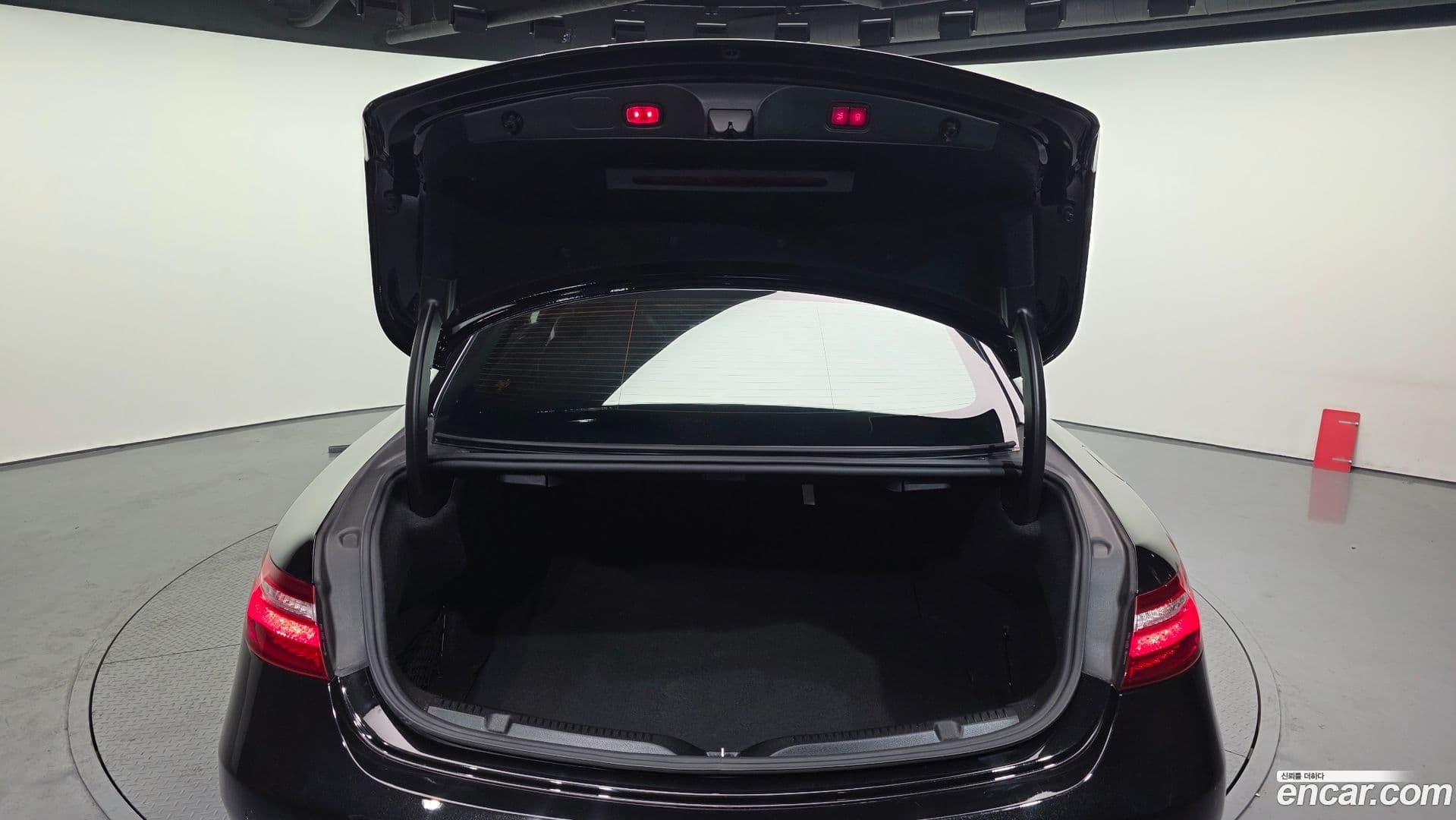 Main__Slider__Photo:E-Class Mercedes-Benz 2019.3-19