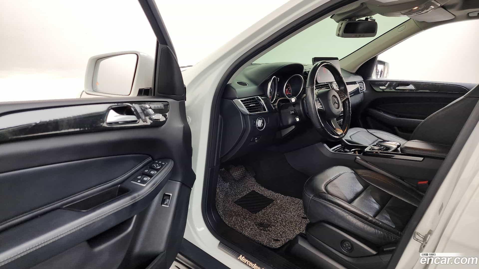 GLE-Class Mercedes-Benz 2016.9-INNER-010