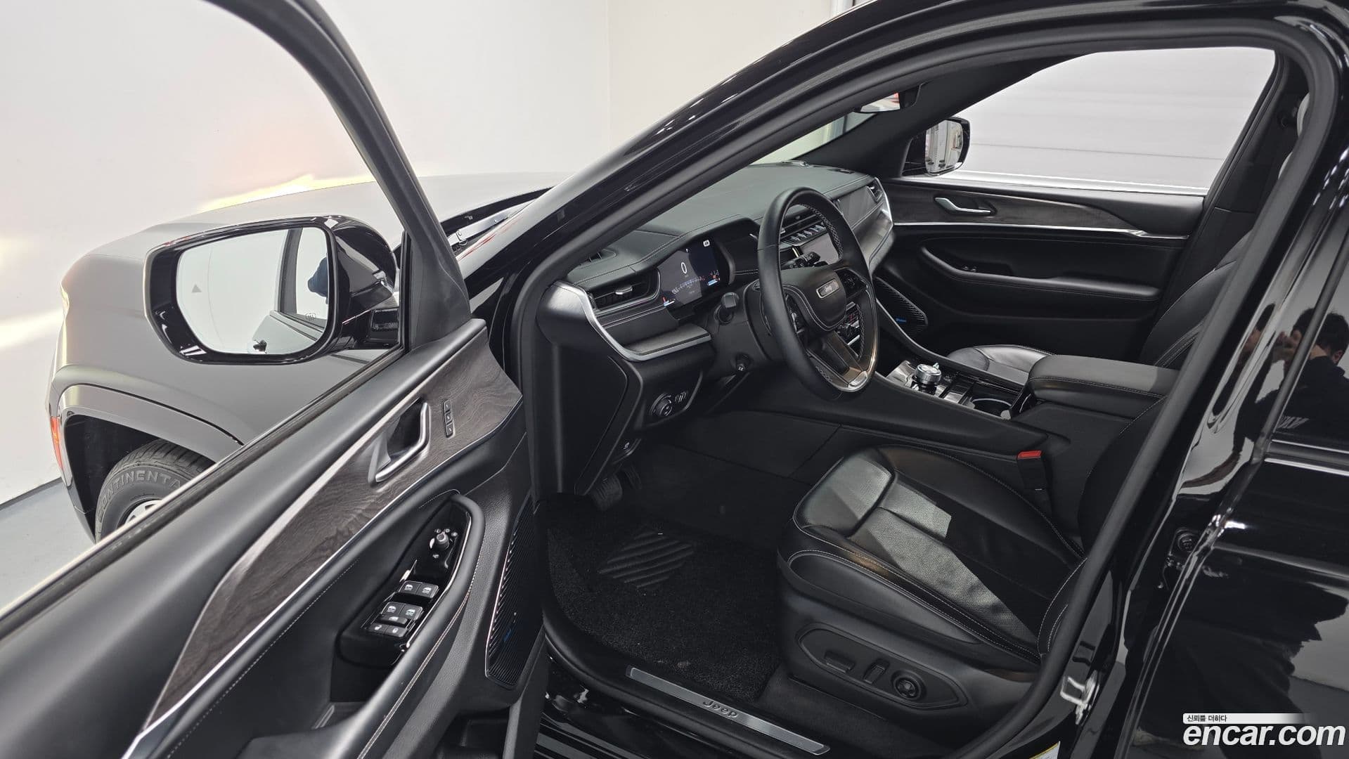 Main__Slider__Photo:Cherokee Jeep 2021.11-10