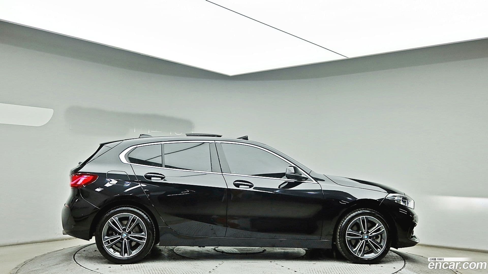 Main__Slider__Photo:1-Series BMW 2022.0-3