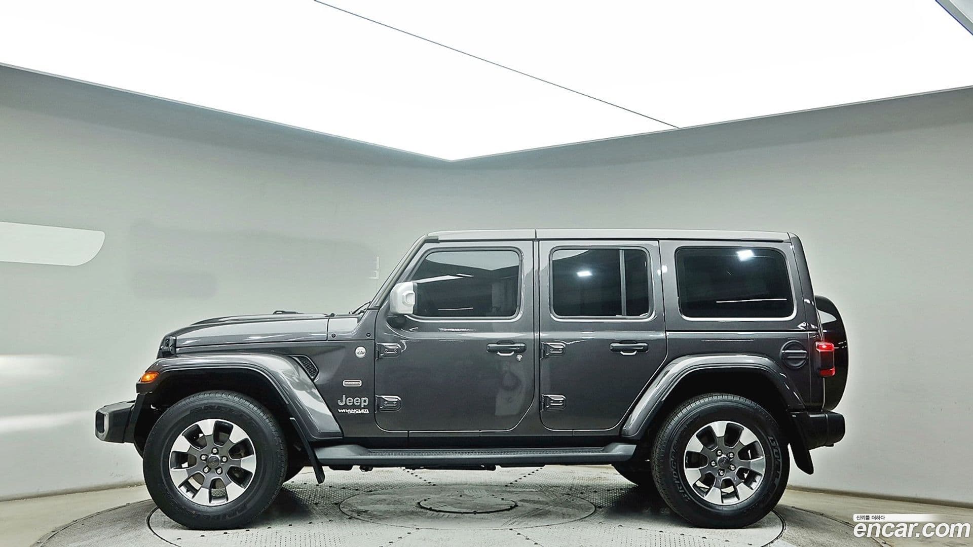 Main__Slider__Photo:Wrangler Jeep 2021.1-2
